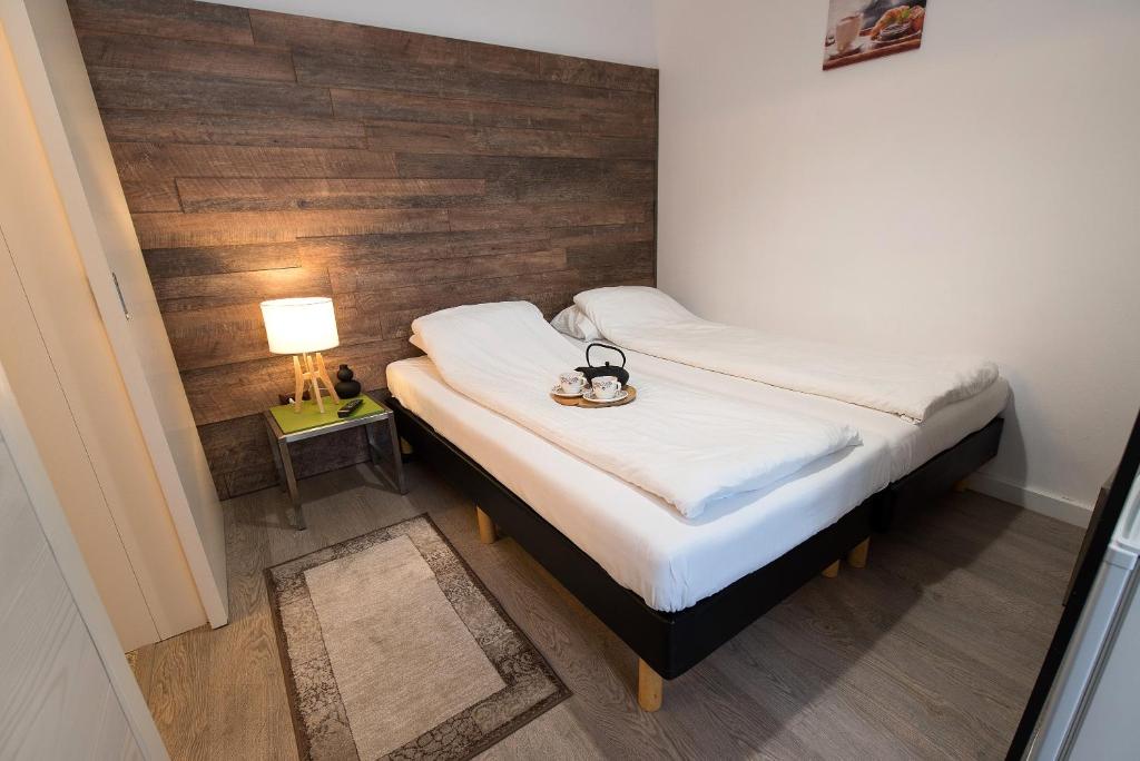En eller flere senge i et værelse på Ultra Central Bohemian Apartment 1