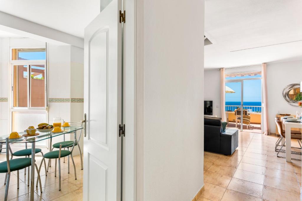 Posezení v ubytování Beachfront triplex with swimming pool & parking