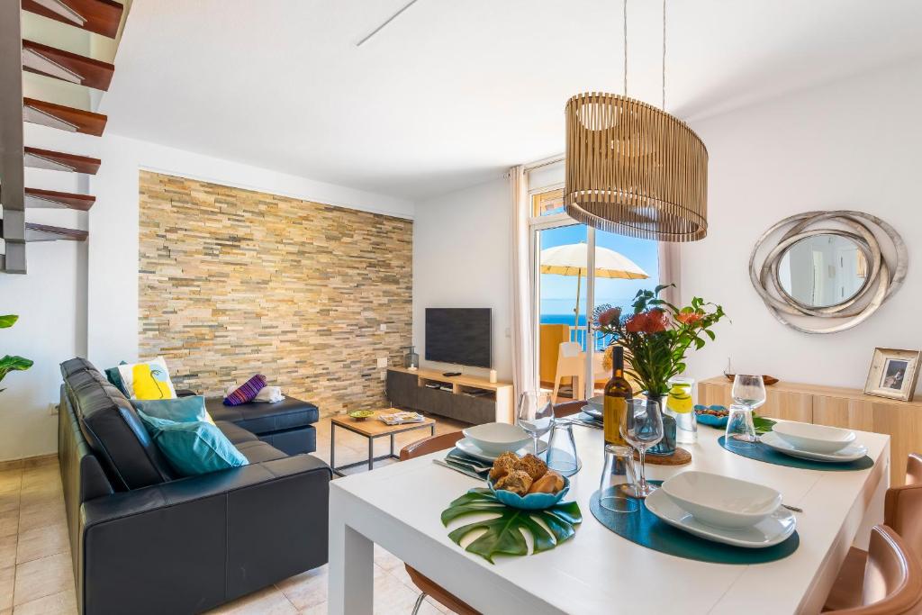 Posezení v ubytování Beachfront triplex with swimming pool & parking