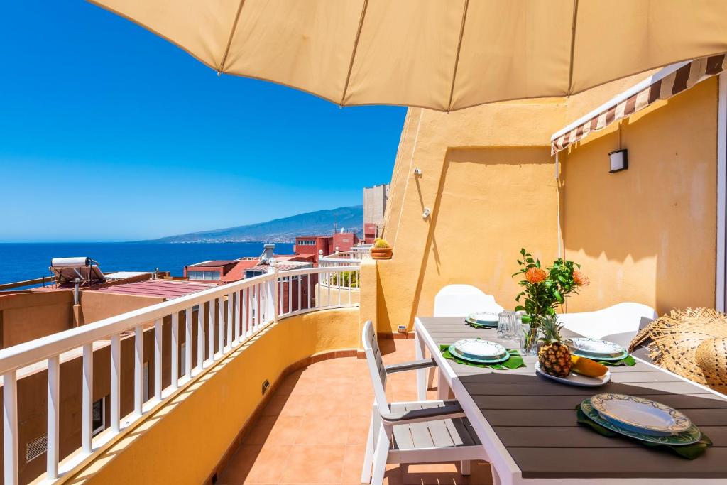 Balkón nebo terasa v ubytování Beachfront triplex with swimming pool & parking