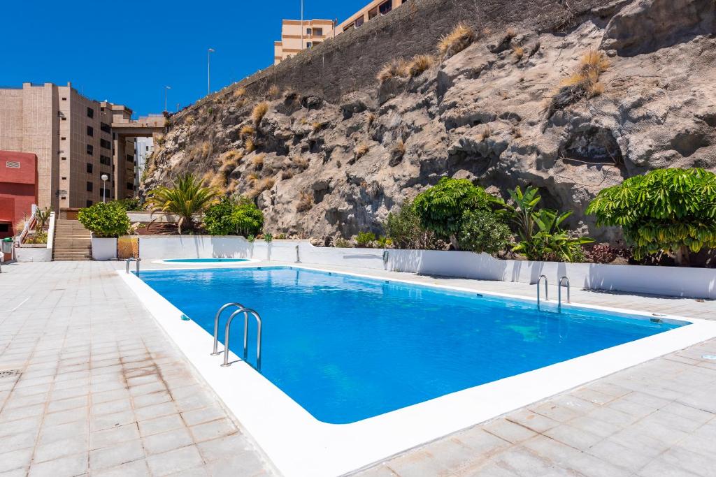Bazén v ubytování Beachfront triplex with swimming pool & parking nebo v jeho okolí