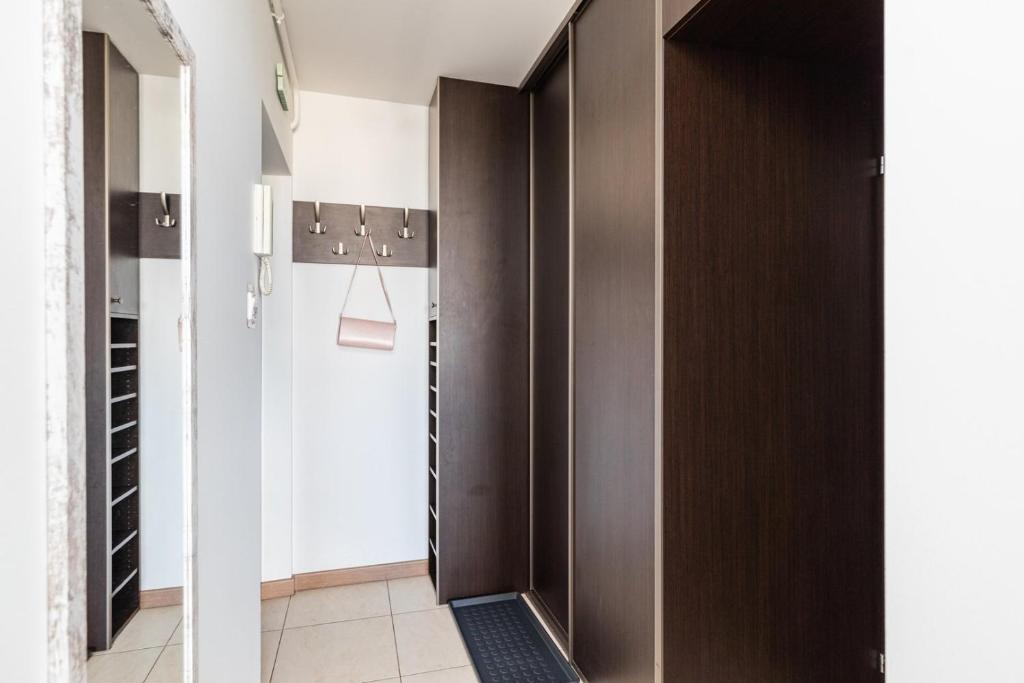 Fotografia z galérie ubytovania SuperApart Saska 48a, Sleek 6th-Floor Studio with Balcony & Elevator Access vo Varšave