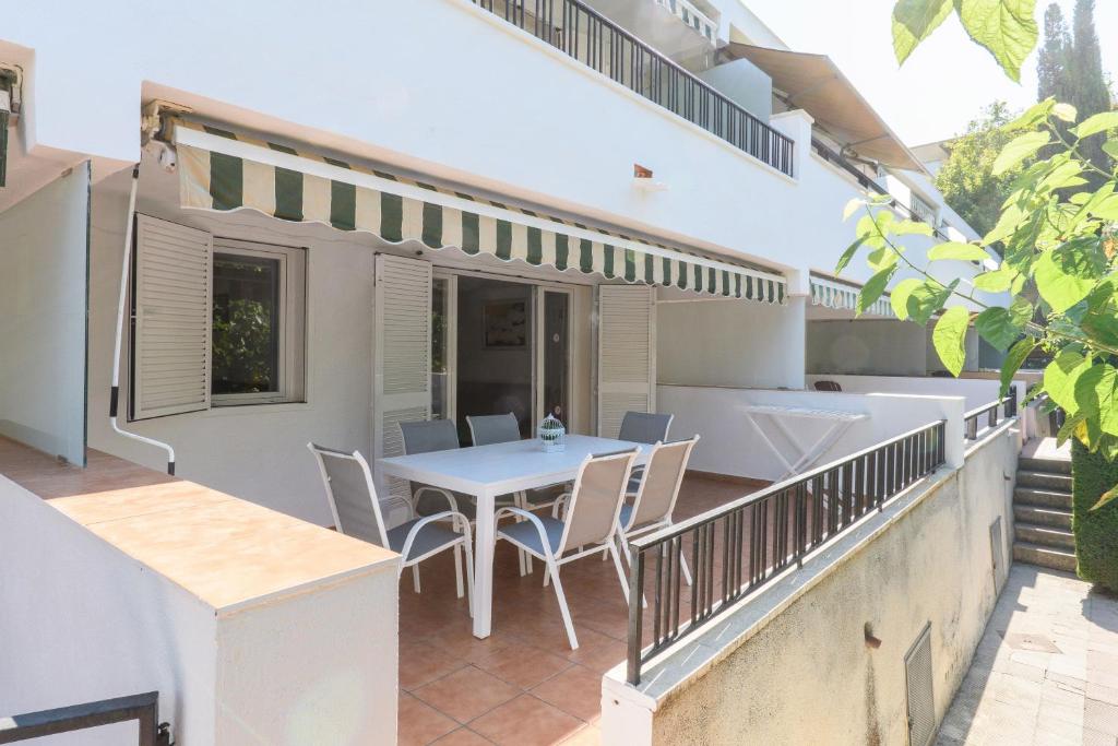 een patio met een tafel en stoelen op een balkon bij Rentalmar Family Felix con parking incluido in Salou