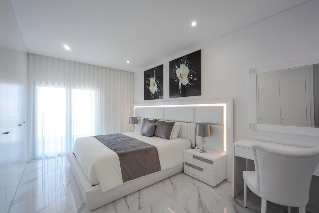 Postel nebo postele na pokoji v ubytování Luxury apartments with stunning sea views