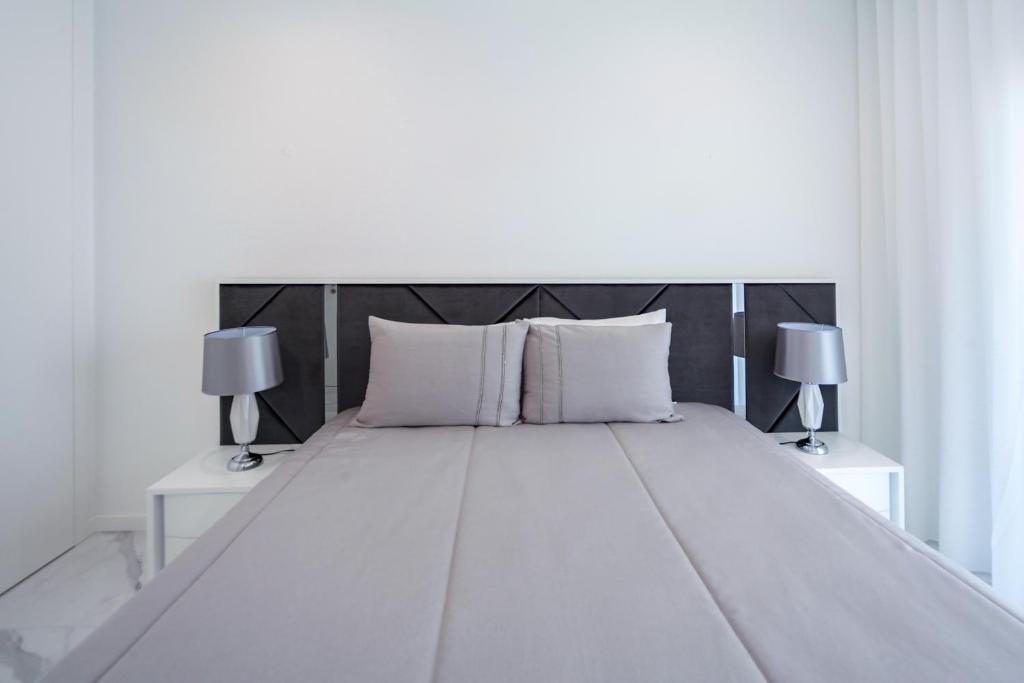 Postel nebo postele na pokoji v ubytování Luxury apartments with stunning sea views