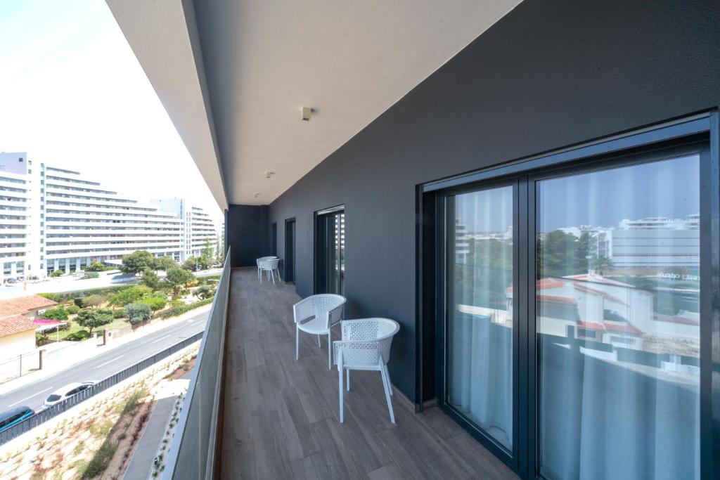 Balkón nebo terasa v ubytování Luxury apartments with stunning sea views