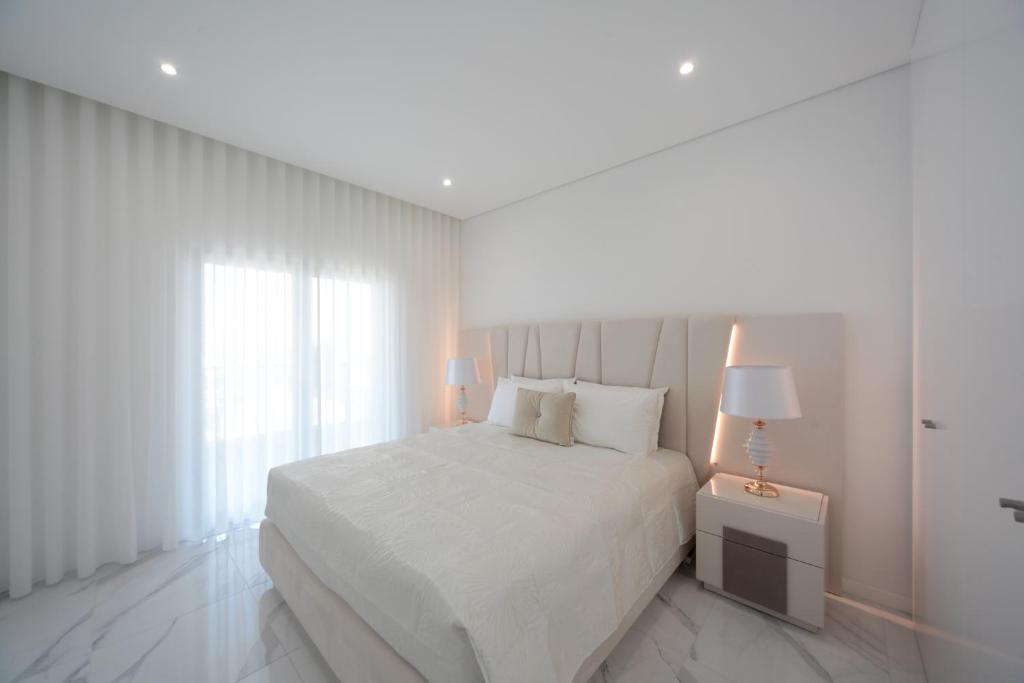 Postel nebo postele na pokoji v ubytování Luxury apartments with stunning sea views