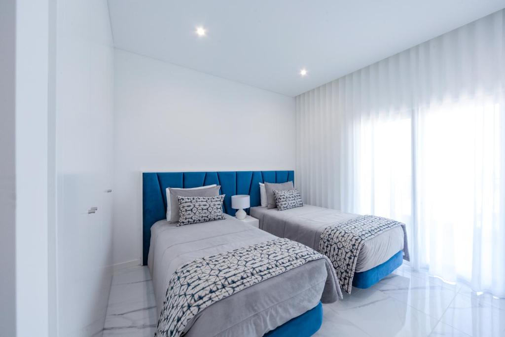 Postel nebo postele na pokoji v ubytování Luxury apartments with stunning sea views