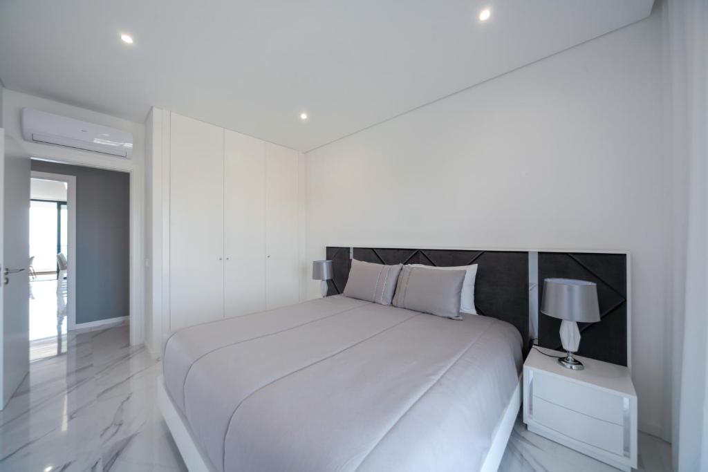 Postel nebo postele na pokoji v ubytování Luxury apartments with stunning sea views