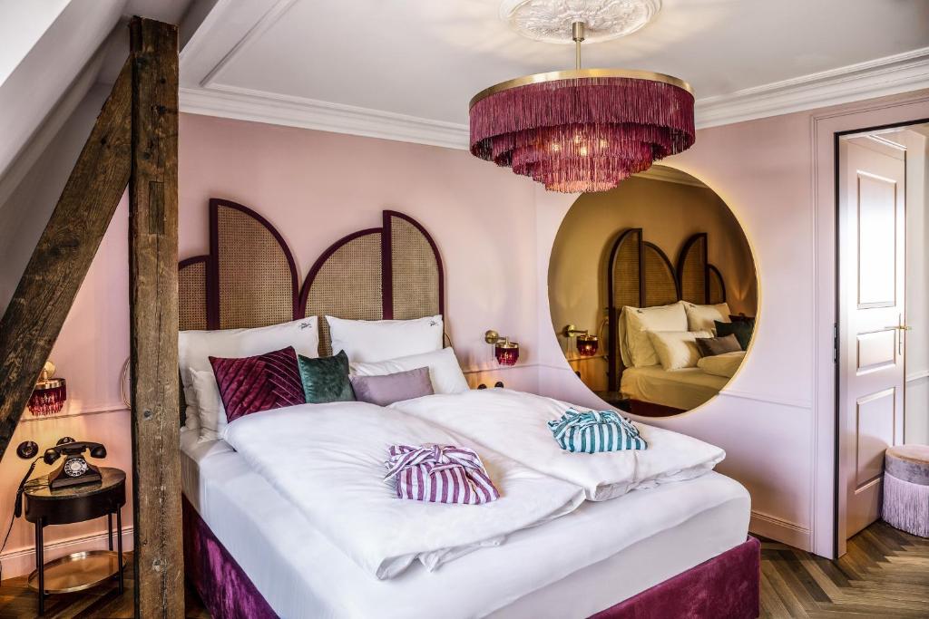 Postel nebo postele na pokoji v ubytování Hotel Josefine