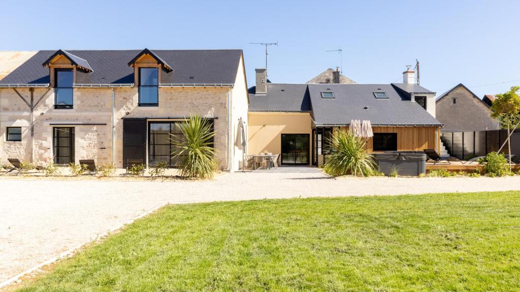 una casa grande con césped delante en Pomme de Reinette en Azay-le-Rideau