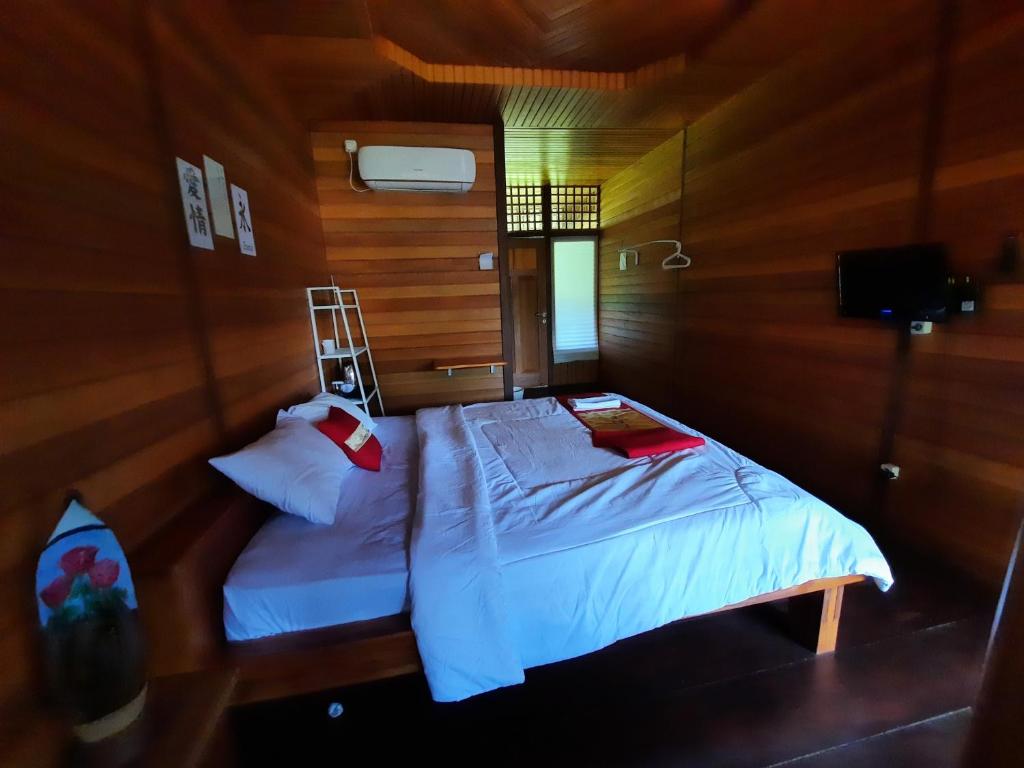 Кровать или кровати в номере HOTEL BESAR BULAN BARU - Senggigi