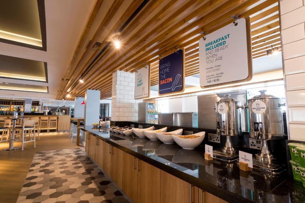 Příslušenství pro přípravu čaje a kávy v ubytování Holiday Inn Express Aberdeen City Centre by IHG