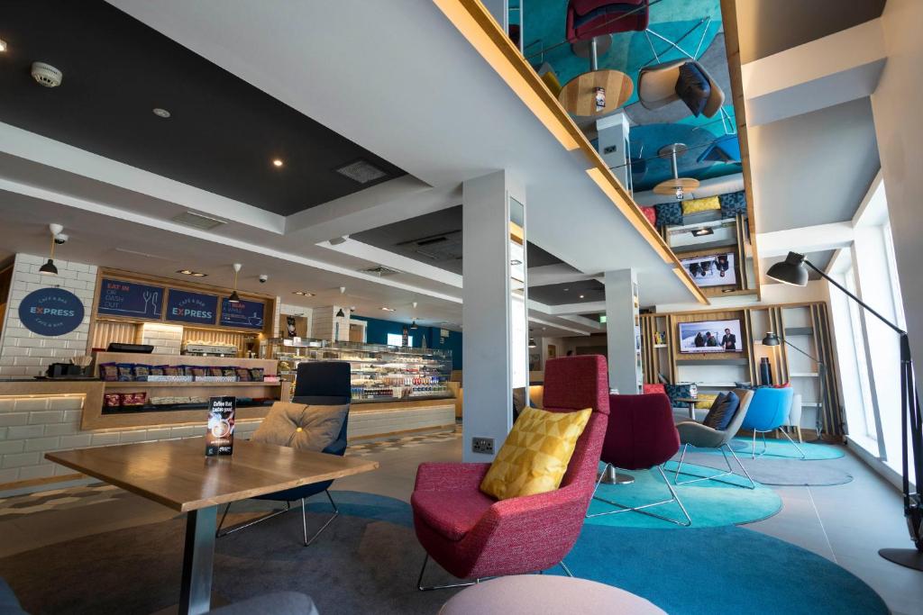 Posezení v ubytování Holiday Inn Express Aberdeen City Centre by IHG
