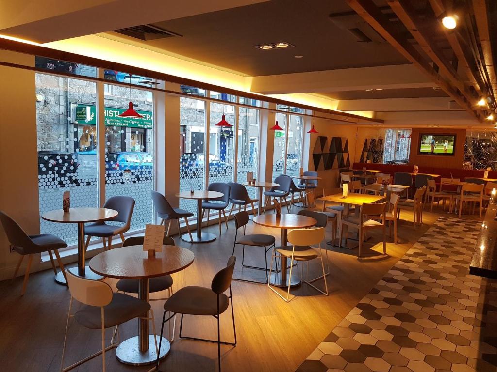 Posezení v ubytování Holiday Inn Express Aberdeen City Centre by IHG