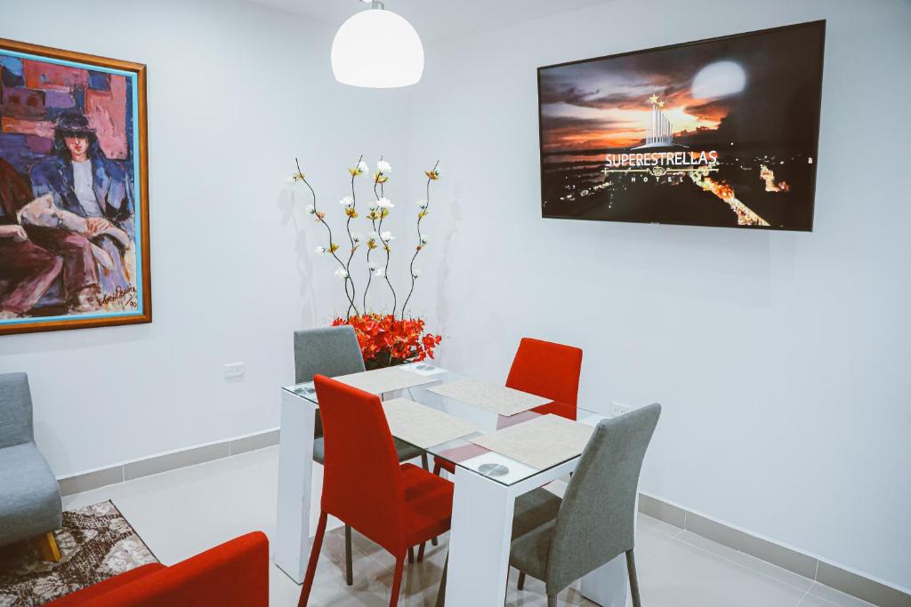 Una televisión o centro de entretenimiento en Hotel Súper Estrellas