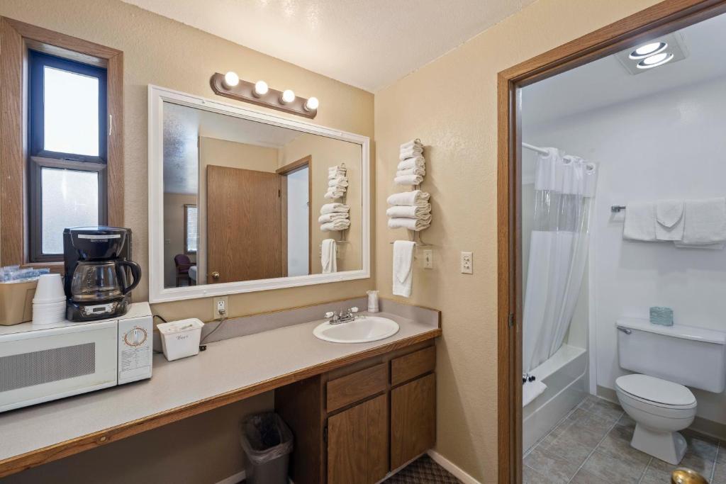 Birch Glen Lodge - Deluxe King Room