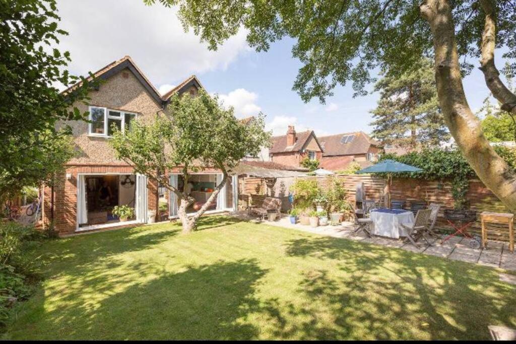 uma casa com um quintal com um relvado sidx sidx em 6 bedrooms beautiful home 3 bathrooms, quiet location with garden near Legoland Windsor Heathrow em Maidenhead