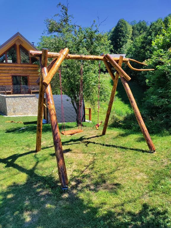 Herní místnost nebo prostor pro děti v ubytování Brunarica Biopark -Log house Biopark