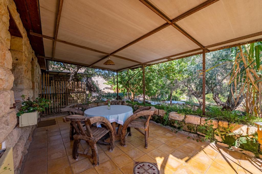 Zahrada ubytování Hemdatya Stone Suites In The Galilee