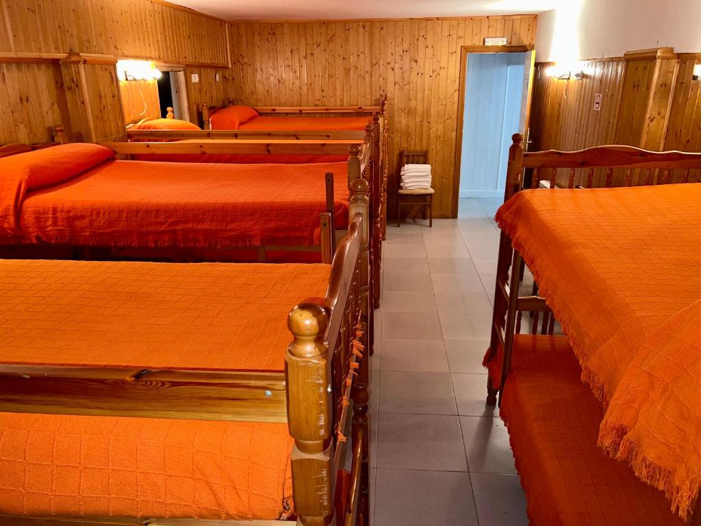 Cama o camas de una habitación en Bungalows & Albergue La Playa