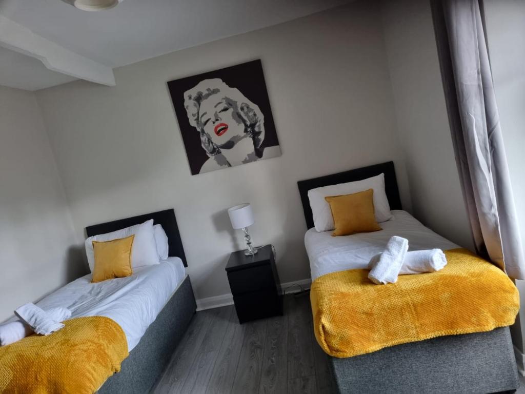 een slaapkamer met 2 bedden en handdoeken bij Grey Stone Studio Apartments in Halifax