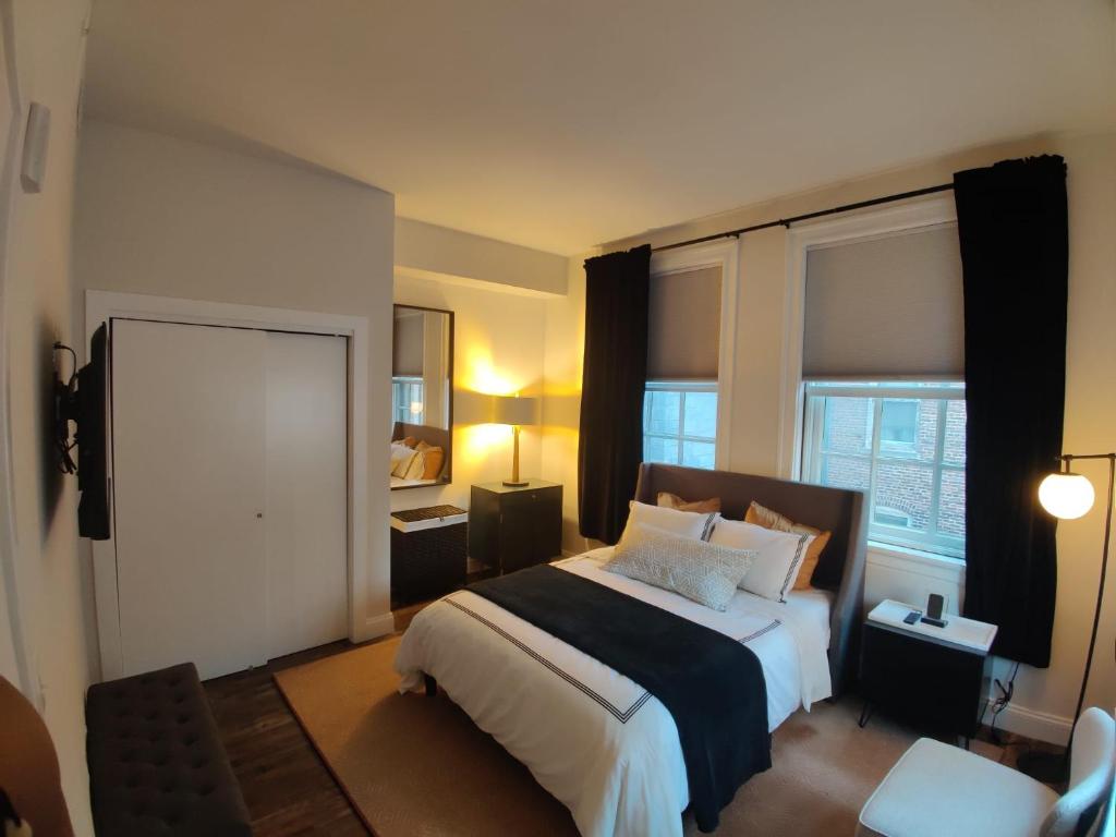 Inner Harbor's Best Furnished Luxury Apartments apts في بالتيمور: غرفة نوم بسرير ونافذة
