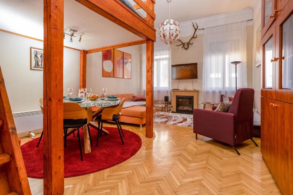 ブダペストにあるCentral Design Apartmentのダイニングルーム、リビングルーム(テーブル、椅子付)