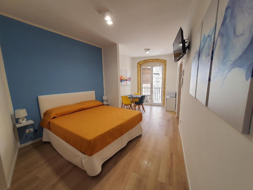 パレルモにあるA casa di Claudiaの青い壁のベッドルーム1室(ベッド1台付)