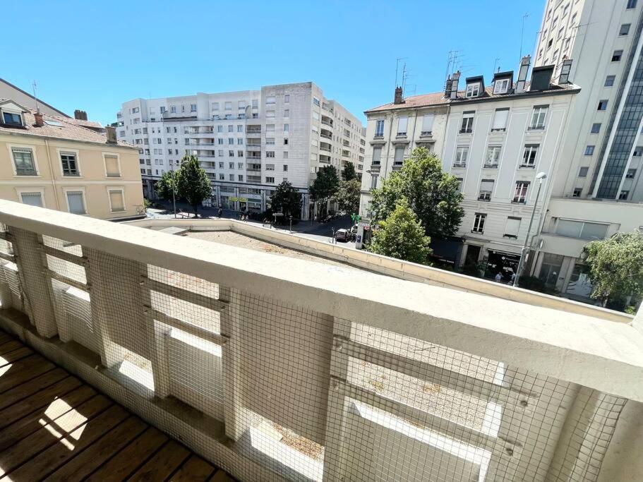 - un balcon avec vue sur une ville avec des bâtiments dans l'établissement Spacieux App proche centre,commerces &transports, à Villeurbanne