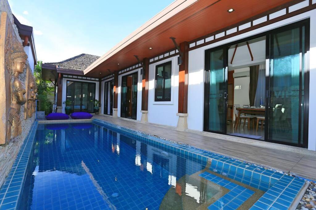 普吉市的住宿－3bedroom pool villa only 250m to the Rawai beach F10，房屋前的游泳池