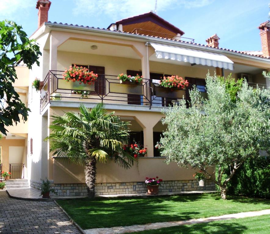 una casa con flores en los balcones en Apartments Ritoša, en Poreč