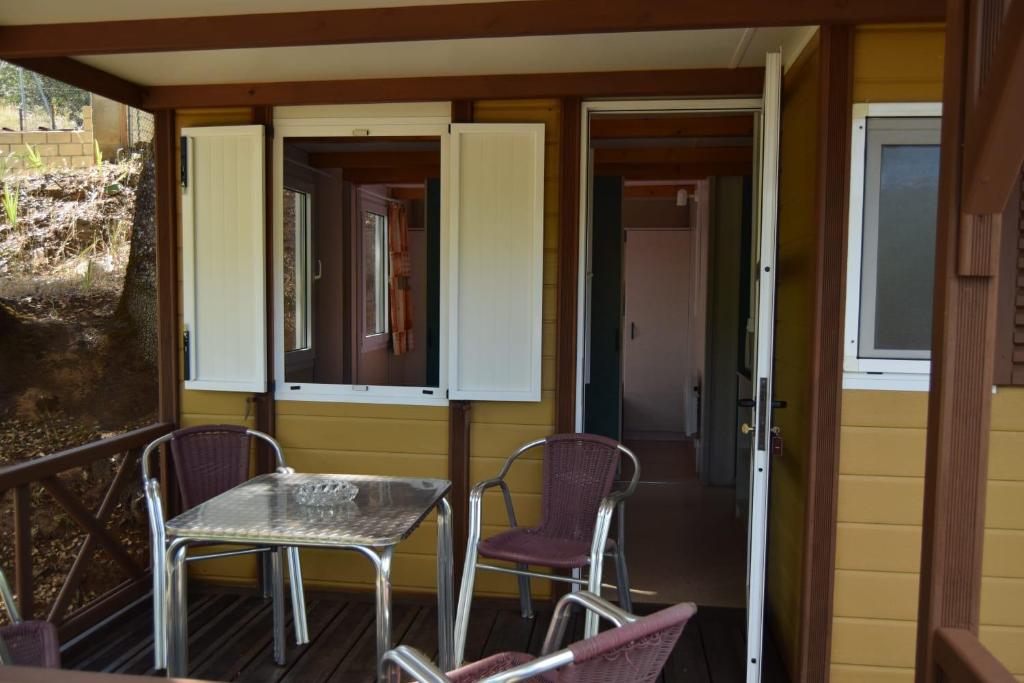 A balcony or terrace at Bungalows, Camping Vega de Francia
