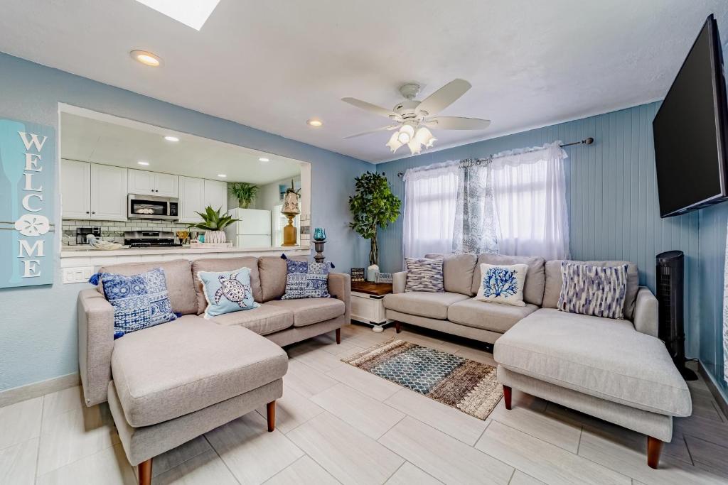 A seating area at M&M Cottage by the Beach