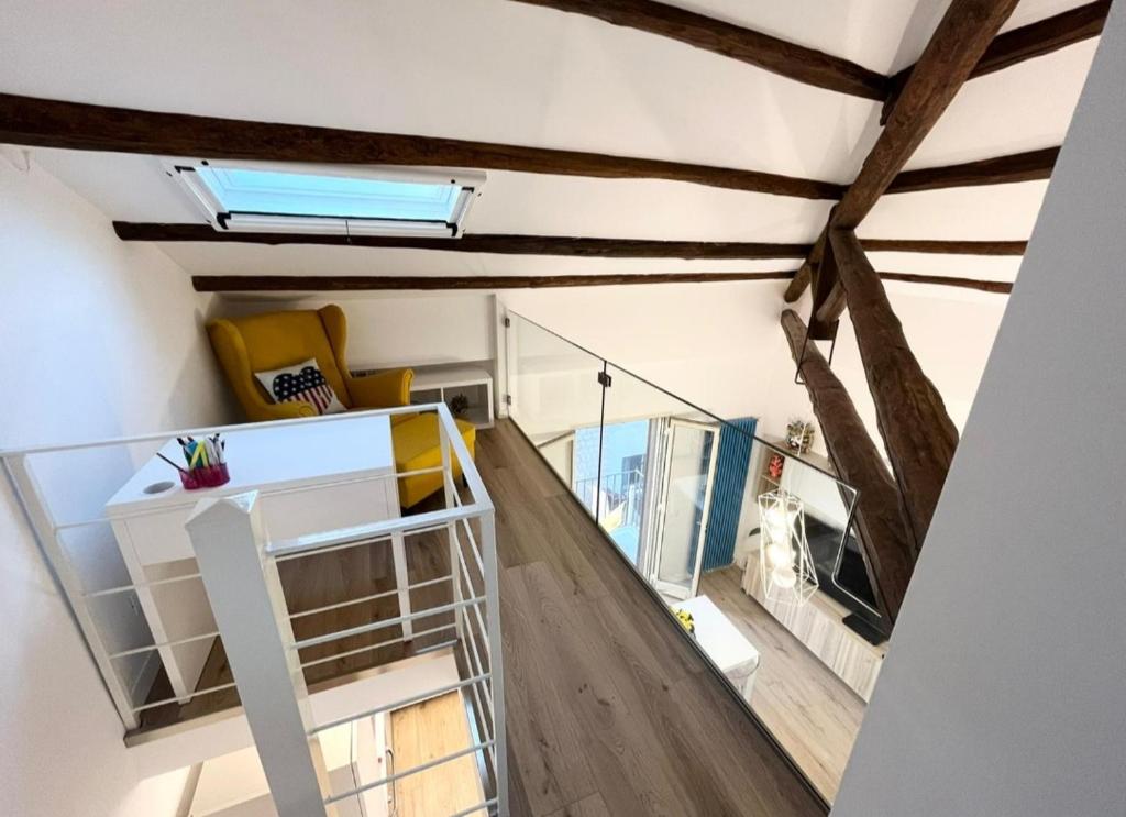 Cette chambre est dotée de parquet et d'un plafond avec poutres apparentes. dans l'établissement Casa Levante, à Isola delle Femmine