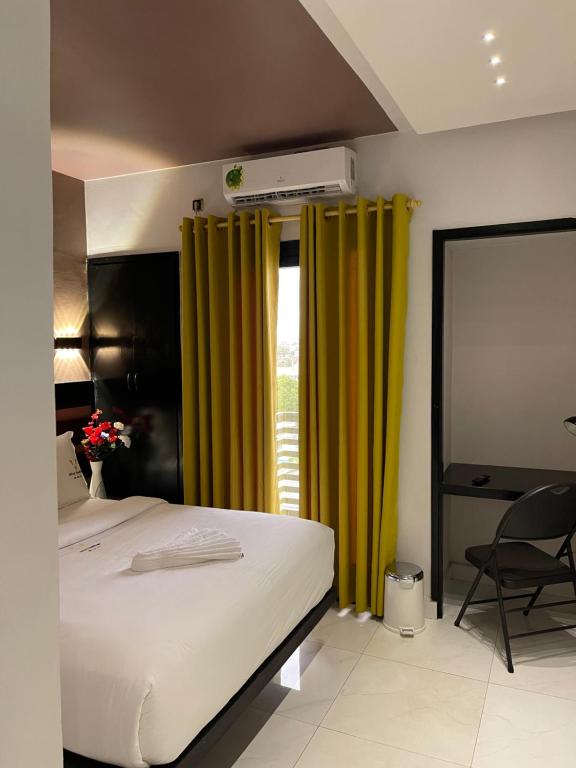Postel nebo postele na pokoji v ubytování Hôtel Vendôme Douala