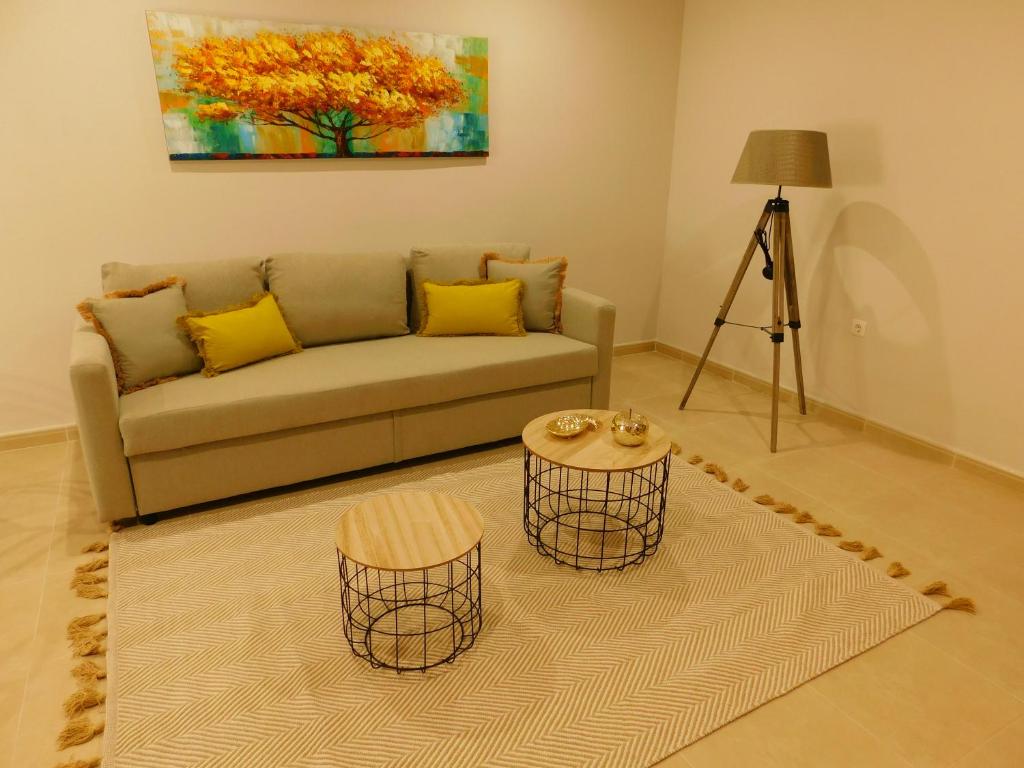 科里亞的住宿－Alojamiento Coria，客厅配有沙发和桌子