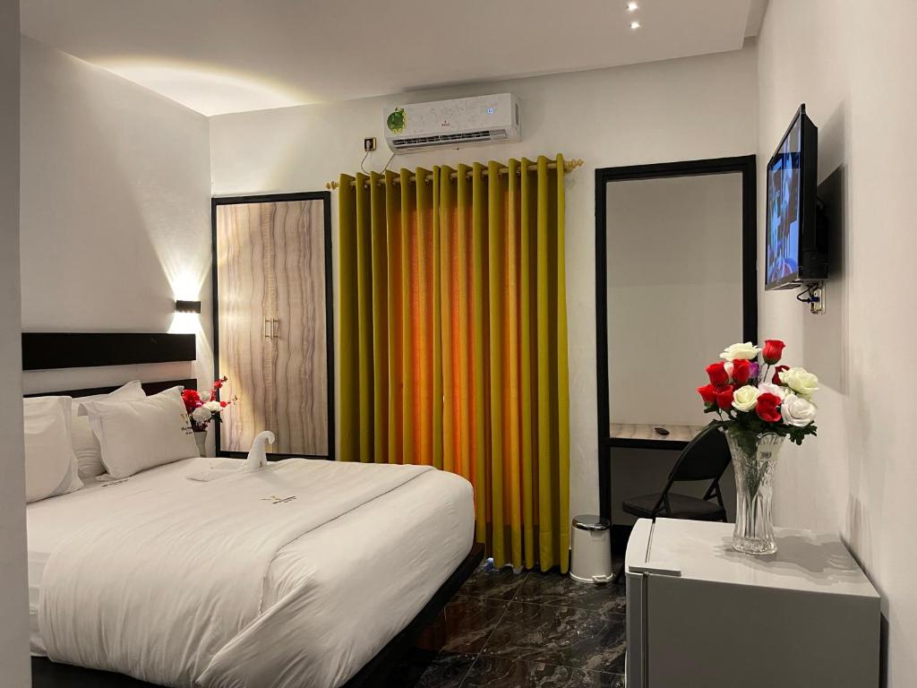 Postel nebo postele na pokoji v ubytování Hôtel Vendôme Douala