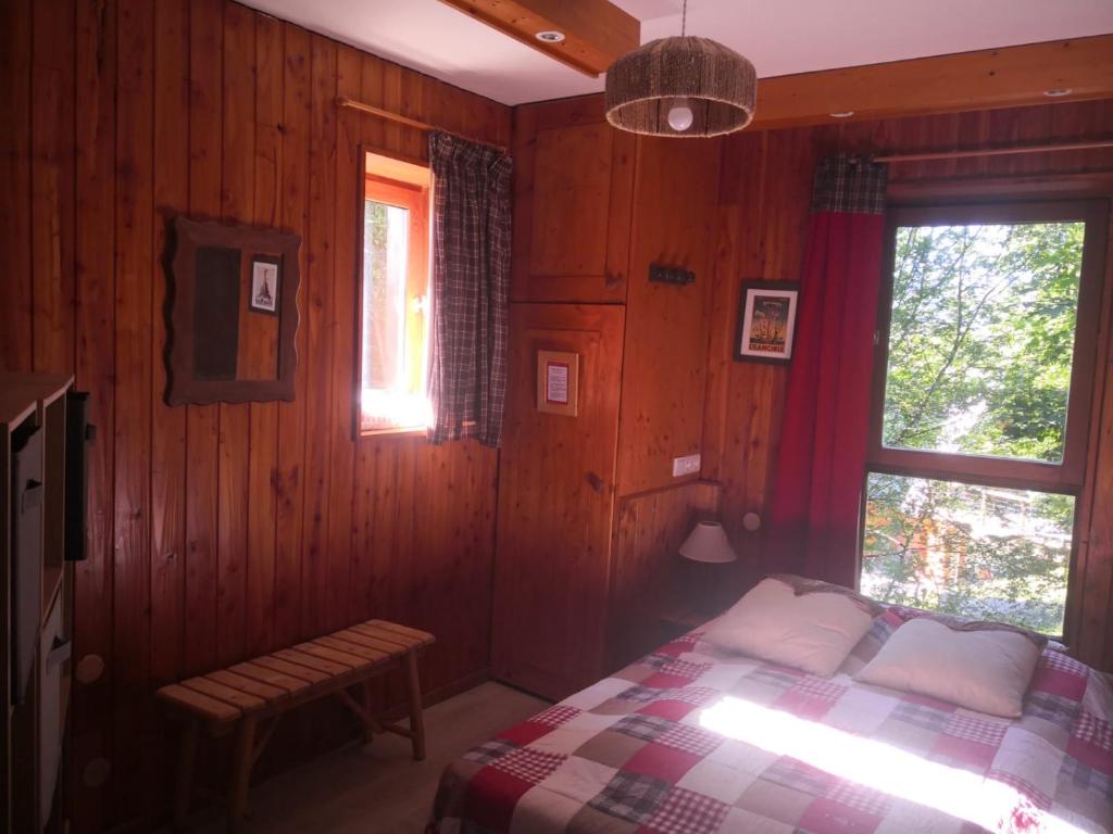 Postel nebo postele na pokoji v ubytování le chalet pointu de capucine