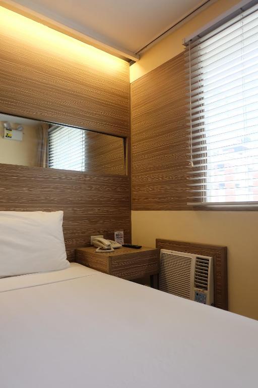 Spaces Hotel Makati - Deluxe Triple Room