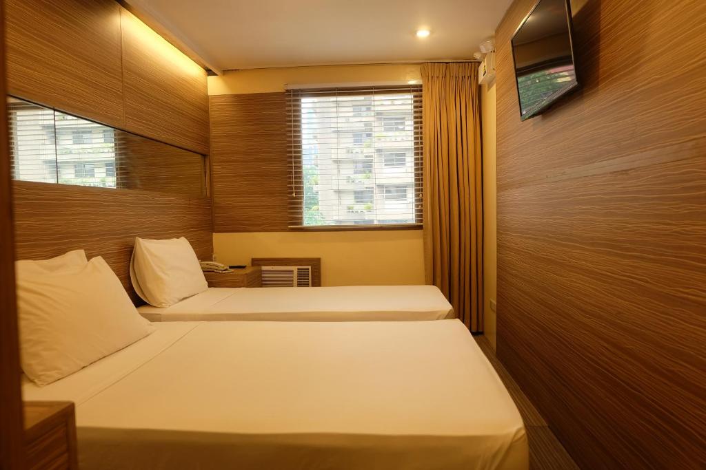 Postel nebo postele na pokoji v ubytování Spaces Hotel Makati
