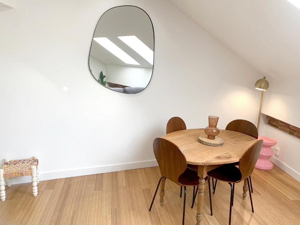- une salle à manger avec une table et un miroir dans l'établissement Appartement au centre de Toulouse, à Toulouse