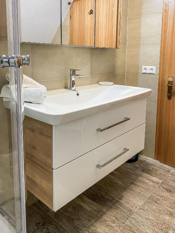 A bathroom at Ferienhaus Mörtl