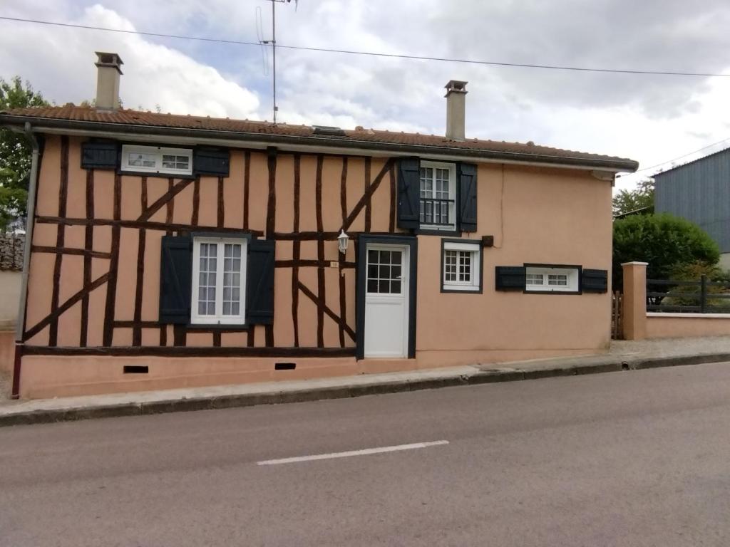 una vecchia casa sul lato della strada di ESCAPADE CHAMPENOISE a Chavanges