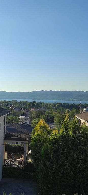 uma vista para uma casa com vista para a água em ıhlamur junior 2 em Sapanca