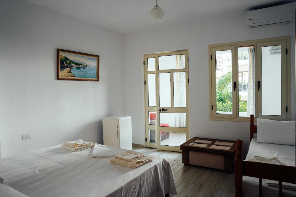 Postel nebo postele na pokoji v ubytování Rei’s place
