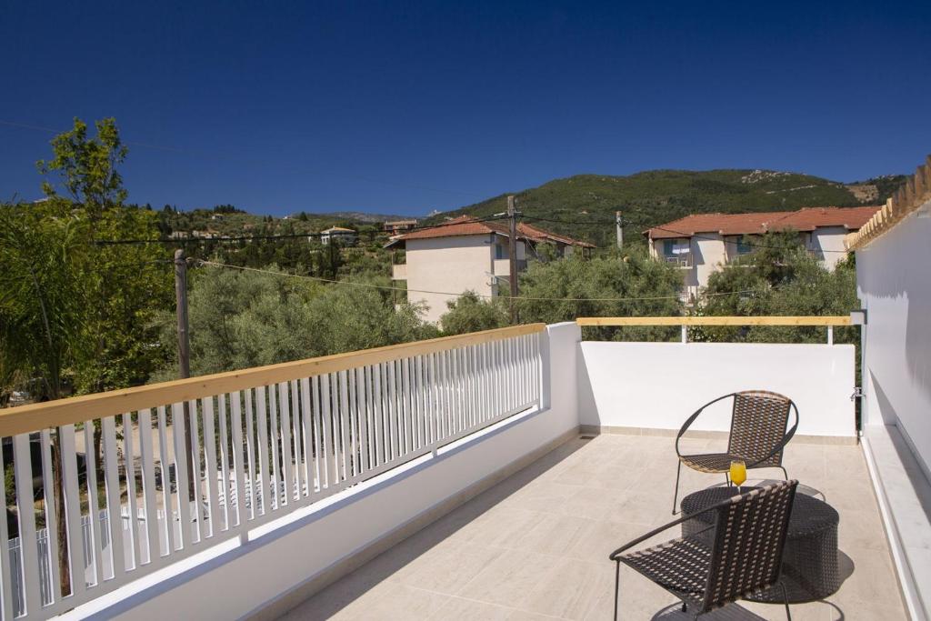 balkon z dwoma krzesłami i widokiem na miasto w obiekcie THE QUAD Luxury Villas w mieście Ligia
