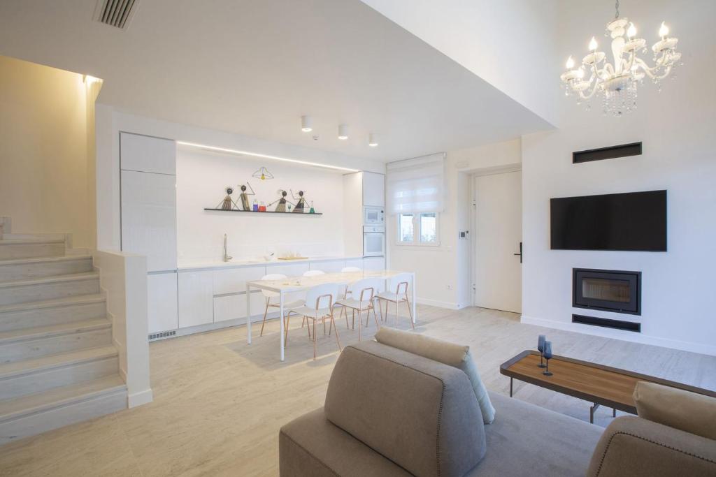 Telewizja i/lub zestaw kina domowego w obiekcie THE QUAD Luxury Villas