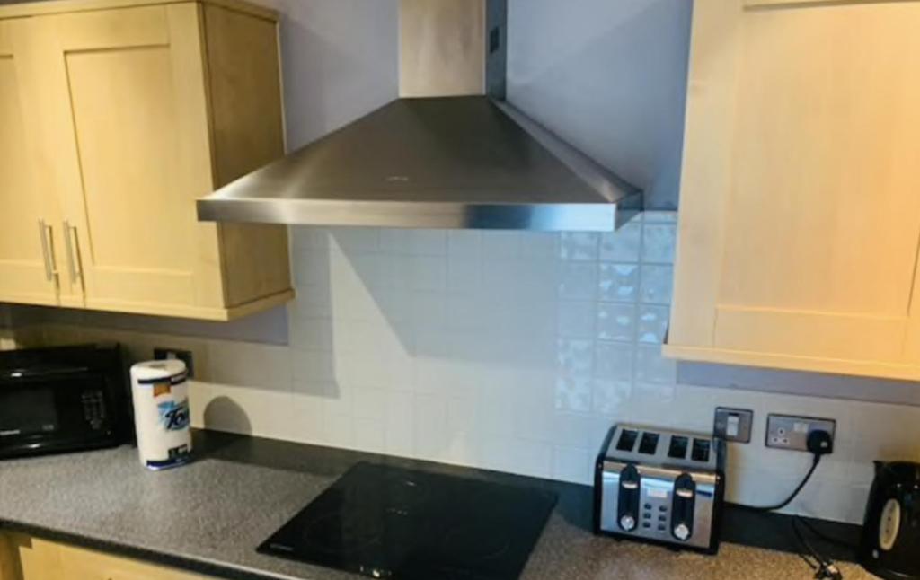 Kitchen o kitchenette sa 2 Bedroom FREE Parking by Concert Square sleeps 8