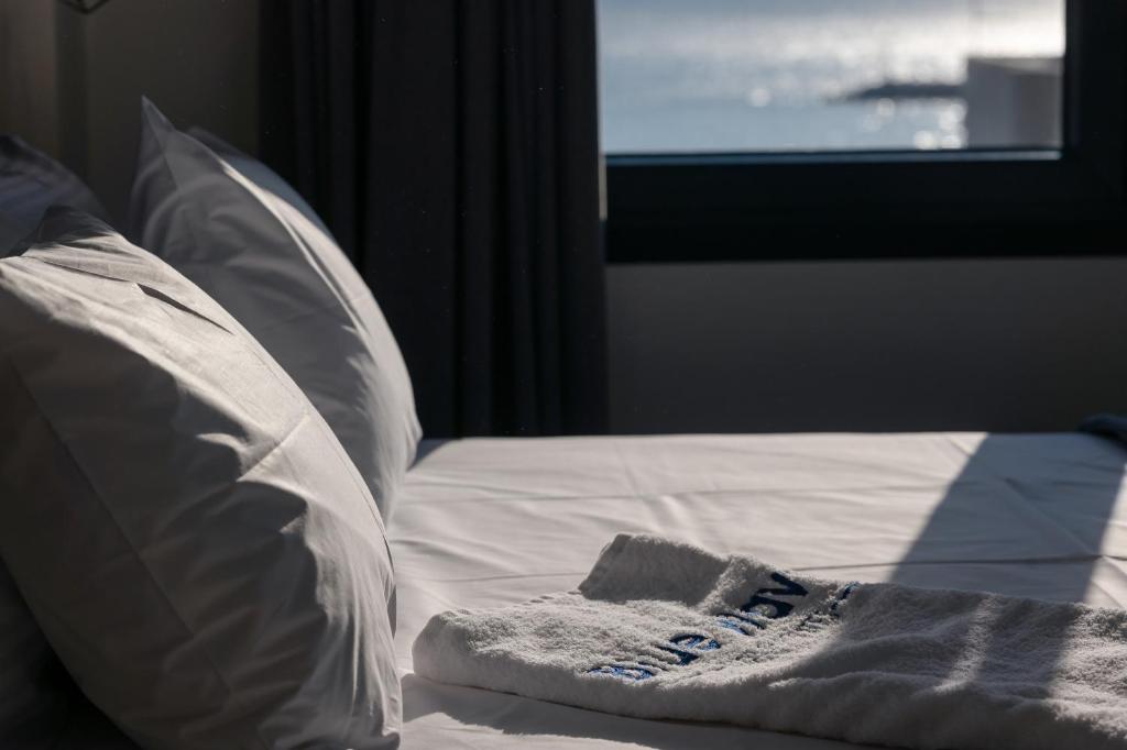 Postel nebo postele na pokoji v ubytování Blue Wave Luxury Suites
